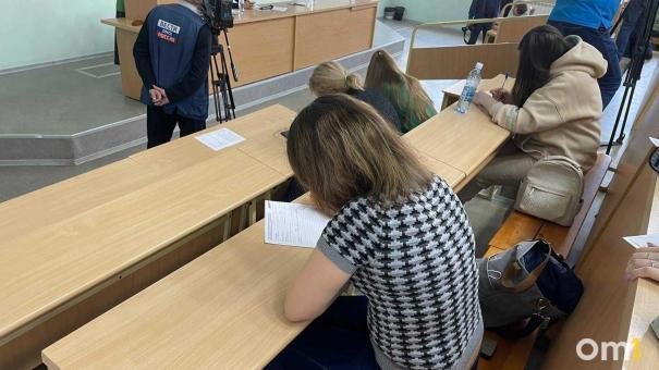 В Омске выросла стоимость обучения в вузах и техникумах