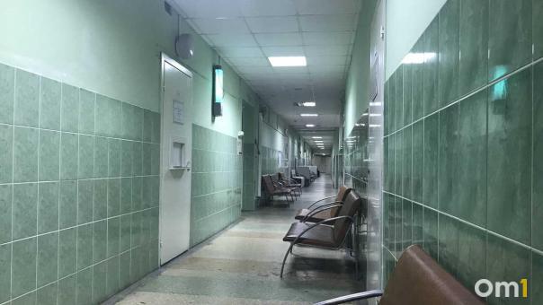 В омских больницах не хватает 613 врачей