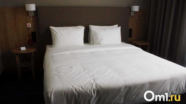 Проснулся в перьях: российский певец поделился курьёзным случаем в новосибирском отеле