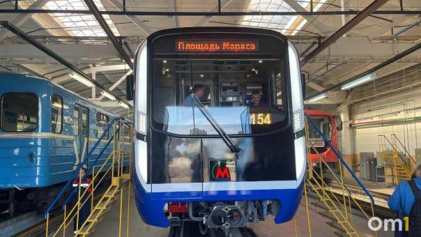 Два новых метропоезда «Ермак» отправили в Новосибирск