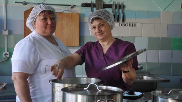 Поваров из школьной столовой в Омской области отправят в Санкт-Петербург