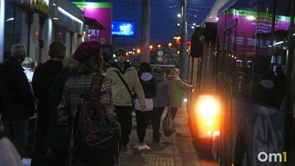 Вандалы разгромили остановку у омского парка: хулиганы попали на видео