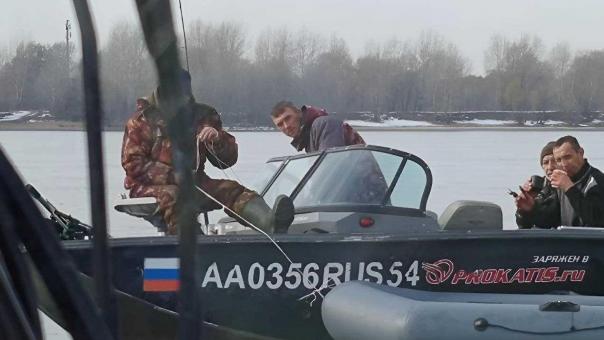 Лодка перевернулась, рыбаки в воде: драматичное спасение на реке под Новосибирском