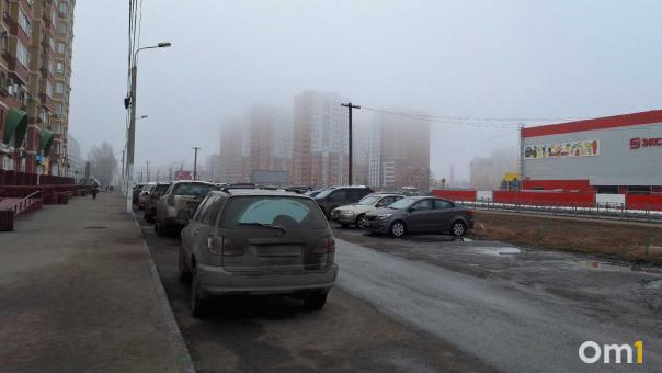 Омичей предупредили о скрытой опасности на дорогах во время тумана