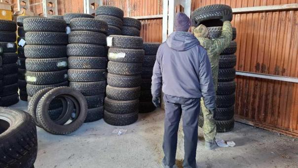 Партию шин изъяли у контрабандистов в Новосибирске и отправили на СВО