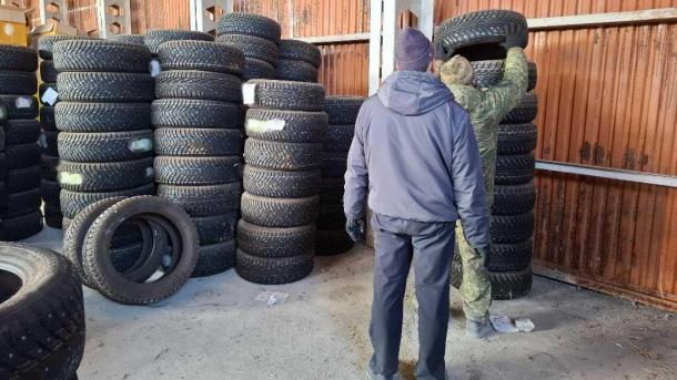 Партию шин изъяли у контрабандистов в Новосибирске и отправили на СВО