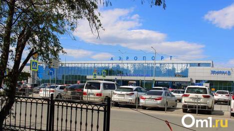 В Омском аэропорту из-за тумана застряли более тысячи пассажиров: из них 45 детей