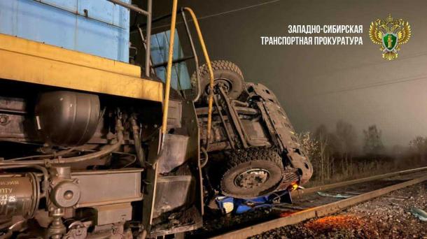 Грузовик на крыше: поезд смял фуру на переезде в Кузбассе