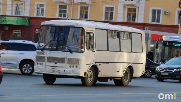 В Оконешниково открыли автобусную станцию: ранее пассажиров высаживали на опасной дороге