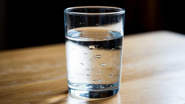 Диетолог Королёва: вода комнатной температуры защищает желудок