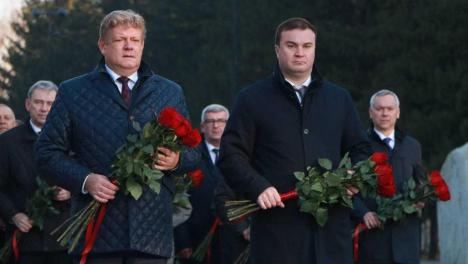 Виталий Хоценко и Анатолий Серышев почтили память воинов в парке Победы