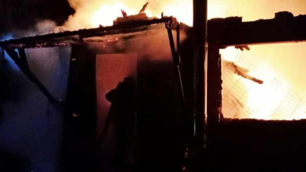 В омском садоводстве загорелся дом с верандой — пострадал человек