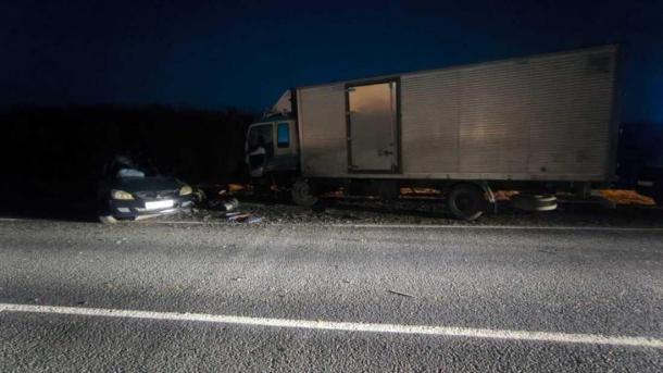Два человека погибли в столкновении грузовика и легковушки на трассе под Новосибирском