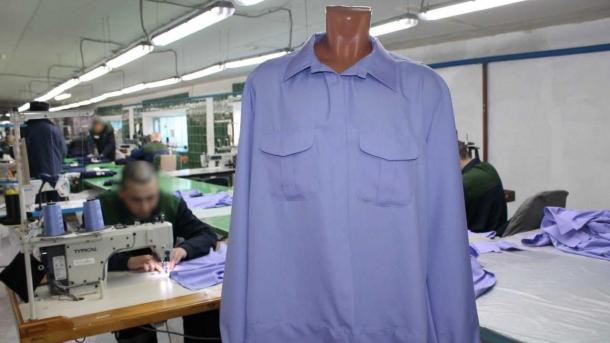 Омские заключённые начали шить рубашки для силовиков