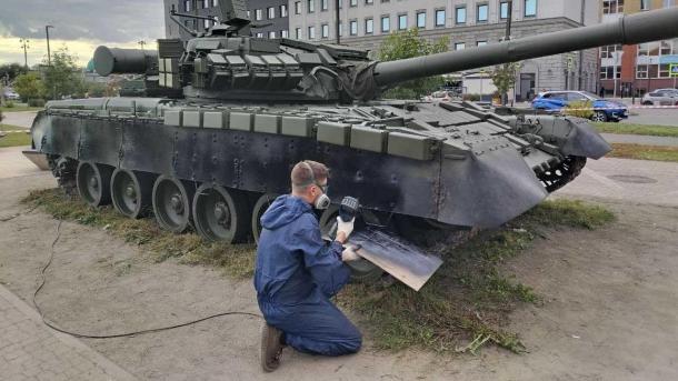 Омский завод перекрасил танк в центре города