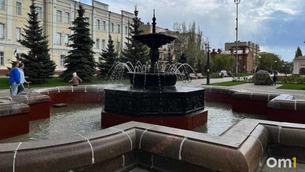 В Омске зажгли первый новогодний фонтан