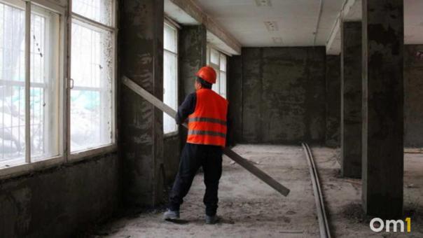 В Новосибирске студенты НГАУ пожаловались на огромную трещину на потолке