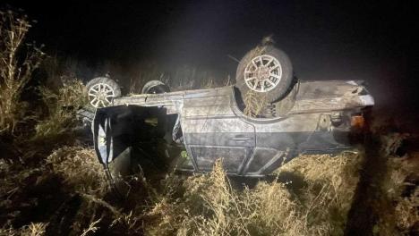 Поездка закончилась трагедией: водитель погиб после опрокидывания авто под Новосибирском