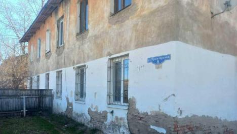 Износ превышает 70 %: омичей четыре года не могут расселить из опасного дома