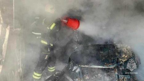 В Омске сгорели гараж с автомобилем — травмированы два человека