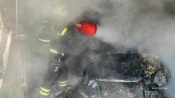 В Омске сгорели гараж с автомобилем — травмированы два человека