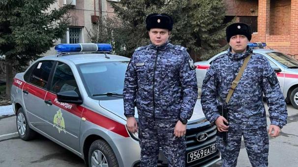 Сотрудники Росгвардии обнаружили пропавшего 4-летнего мальчика возле поликлиники в Новосибирске