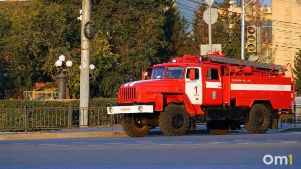 Крупный пожар в Омске: что горит в микрорайоне Амур-2?