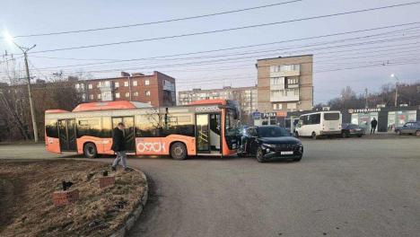 В Омске популярный автобус с пассажирами попал в ДТП