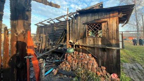 Неисправная печь: в Омской области при пожаре погибли два человека