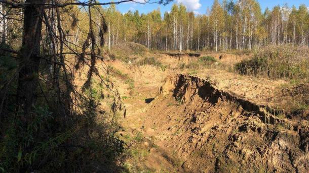 После строительства дороги в Омской области остался опасный карьер