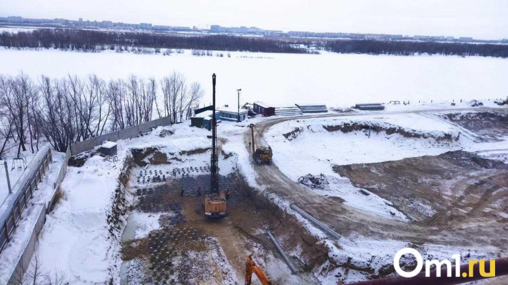 В Омске пытаются восстановить незаконную стройку, из-за которой соседние дома покрылись трещинами