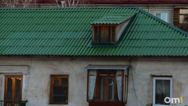 В Омске планируют расселить три аварийных дома: где они находятся?