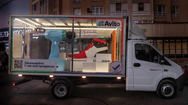 По Омску ездит «Газель» с прозрачным кузовом