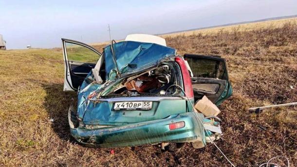 Не выдержал дистанцию: на омской трассе в ДТП погиб водитель иномарки