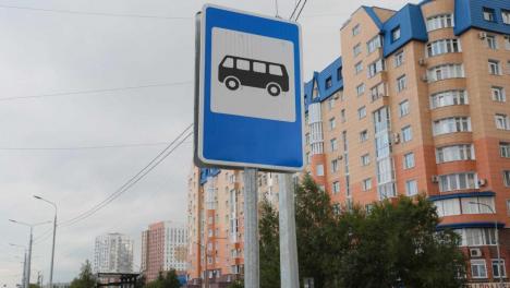 Омская мэрия требует миллион рублей за незаконное размещение объявлений на остановках