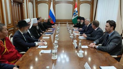 В Новосибирской области губернатор Травников обсудил с религиозными лидерами поддержку участников СВО