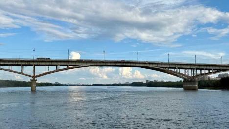 Омичам рассказали, когда завершат ремонт правой стороны моста у Телецентра