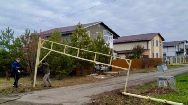 В Омске убрали незаконные арки, мешавшие проезду скорой помощи