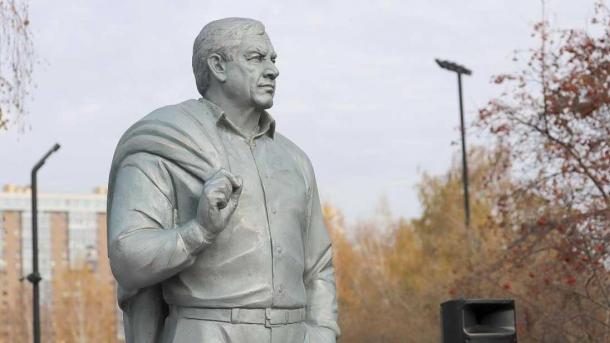 Власти Новосибирска открыли первую очередь «Бугаков-парка» с памятником Герою труда