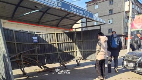 Пенсионерка на Ravon Nexia R3 врезалась в остановку в Новосибирске