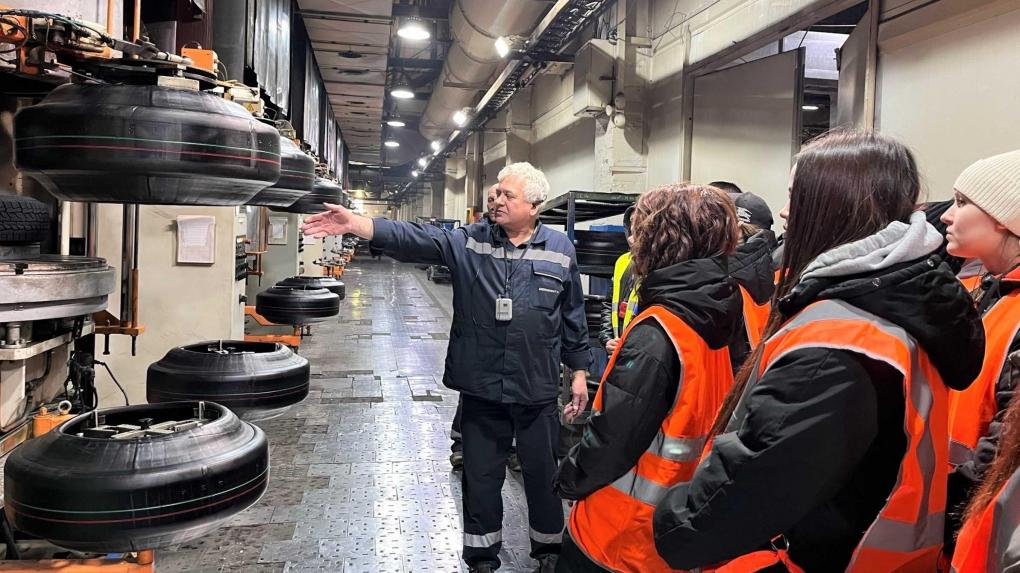 Омские студенты в рамках «Недели без турникетов» познакомились с производством шин