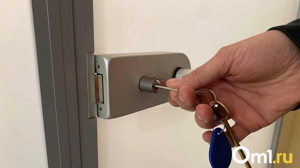 «Для людей с утончённым вкусом»: в Омске продают коттедж с пятью спальнями и открытым бассейном