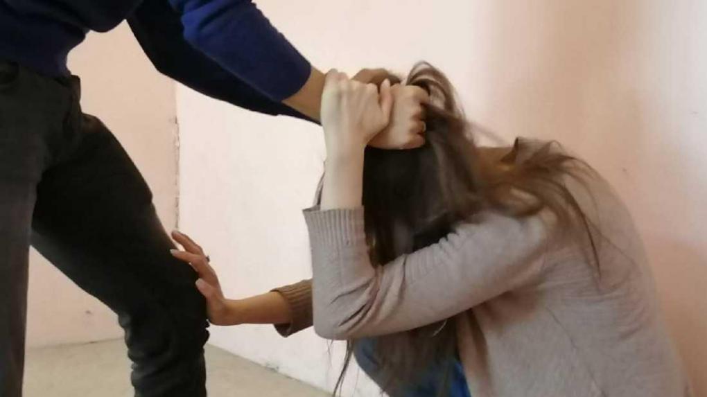 Собачник дважды избил женщину в Новосибирске из-за замечания о собаке