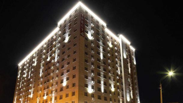 В Омске сдали высотку со спортивной площадкой на крыше парковки