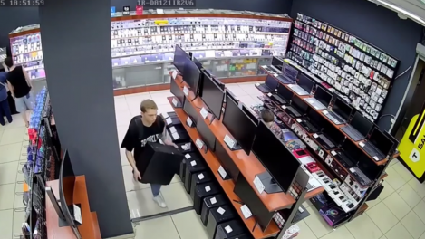 Омич вынес 10 умных колонок из магазина техники: краденое он сбывал прямо на улице