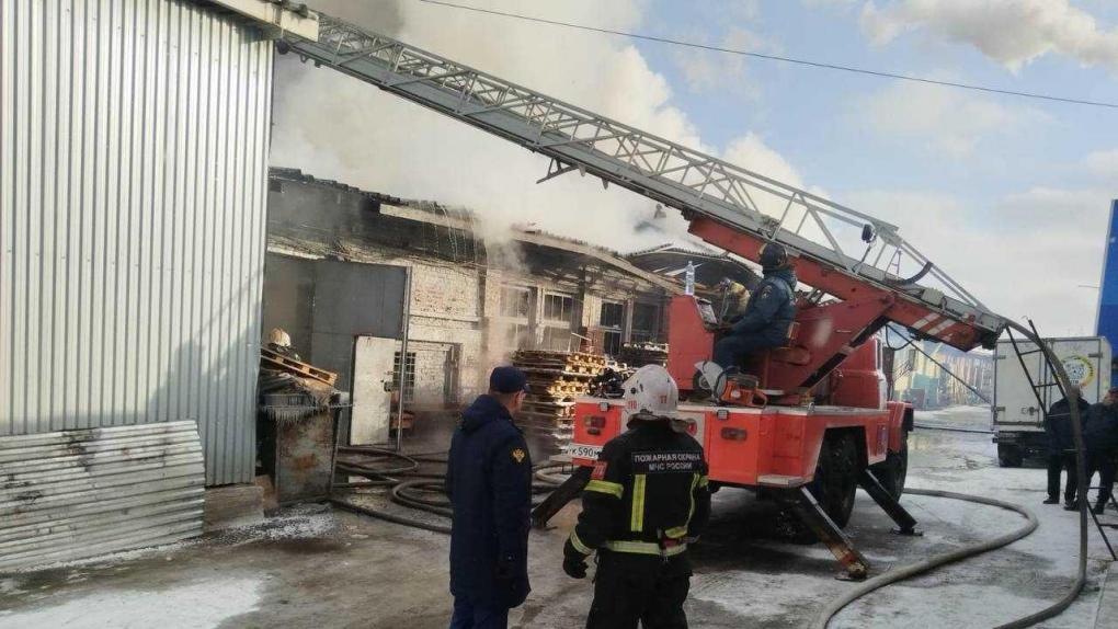 Пожар в Бердске: 11 человек эвакуированы с завода на Линейной