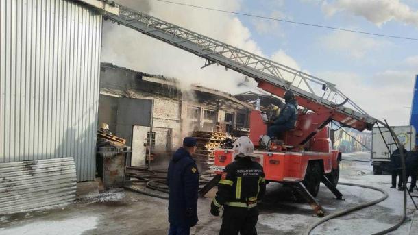 Пожар в Бердске: 11 человек эвакуированы с завода на Линейной