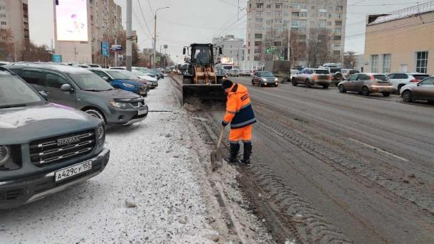 На очистку омских улиц от снега вышли сотни машин