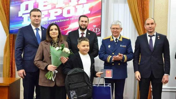 Виталий Хоценко наградил героических детей из Омской области