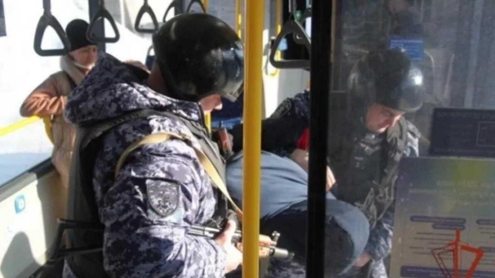 В Новосибирске росгвардейцы задержали пассажира, разбившего стекло трамвая телефоном